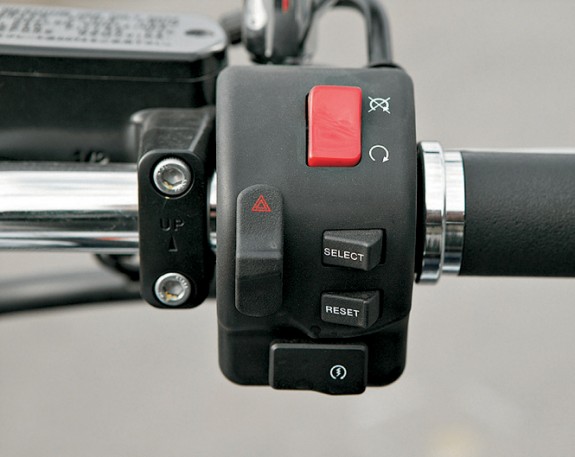 Правый пульт выделяется кнопками управления экраном.